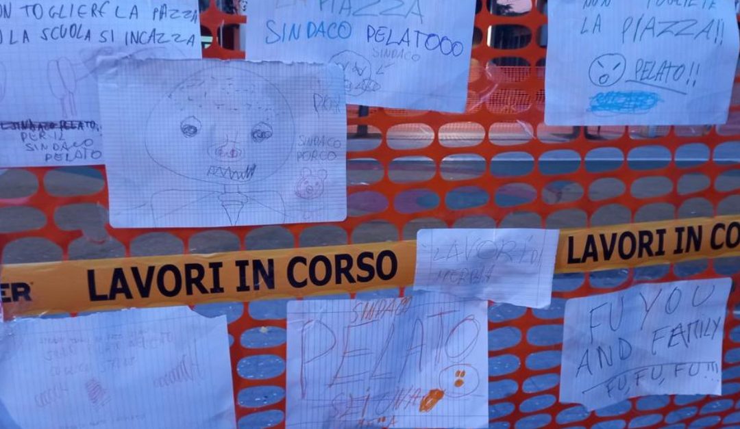 I disegni affissi alla rete del cantiere su via Roma a Cosenza