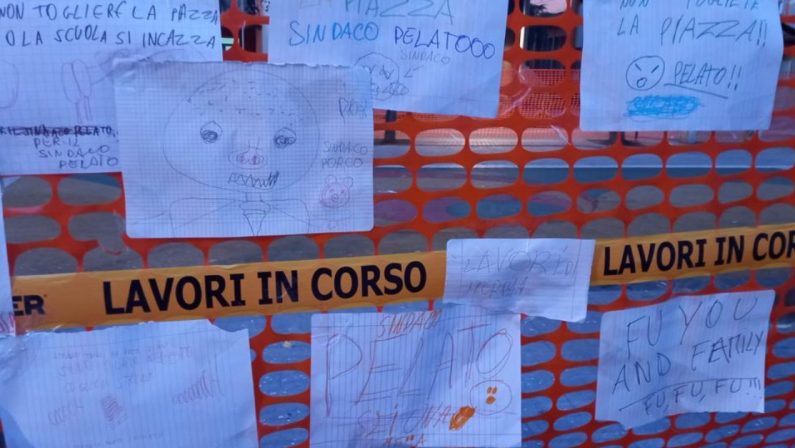 Via Roma, iniziano i lavori per la riapertura alle auto: disegni di protesta