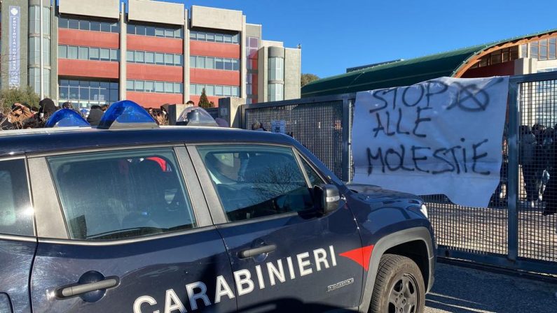 La rivolta degli studenti: presunte molestie sessuali, liceo occupato a Castrolibero - VIDEO