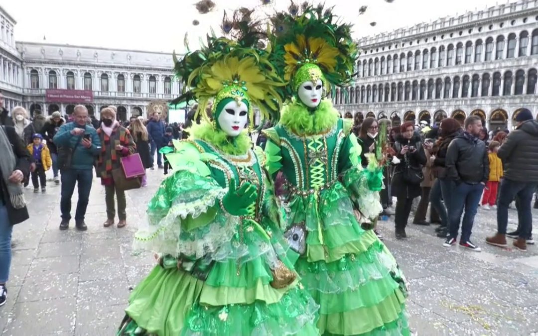 Carnevale, a Venezia tornano le maschere ed è boom di turisti