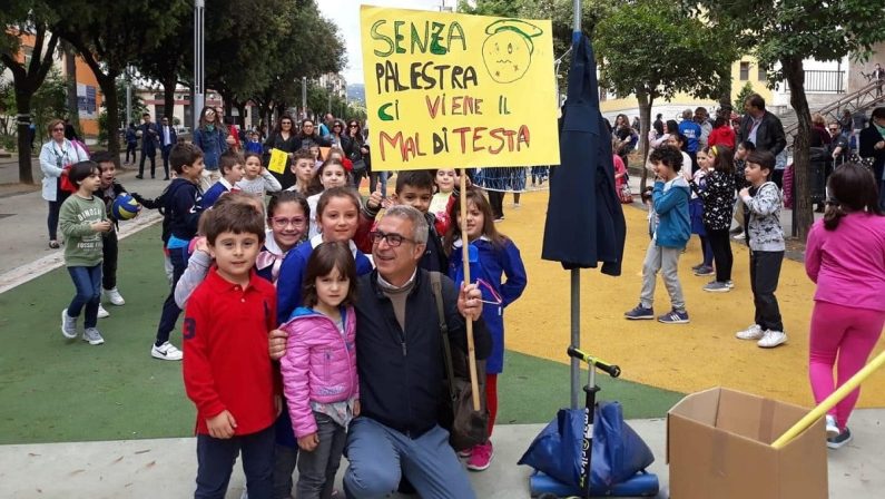 Cosenza, il dirigente Ciglio ringrazia la scuola per via Roma: «Dato un esempio di comunità»