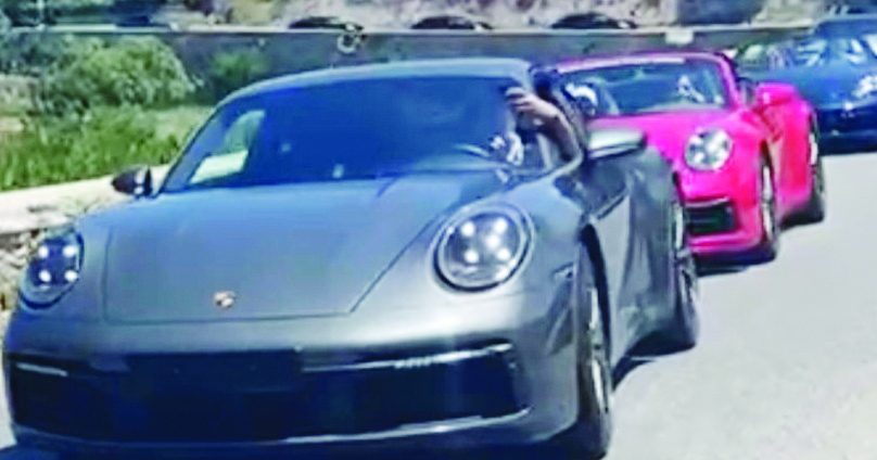 Una sfilata su strada di modelli Porsche, l’azienda ha deciso di investire in Puglia, a Nardò, altri 80 milioni per la sicurezza
