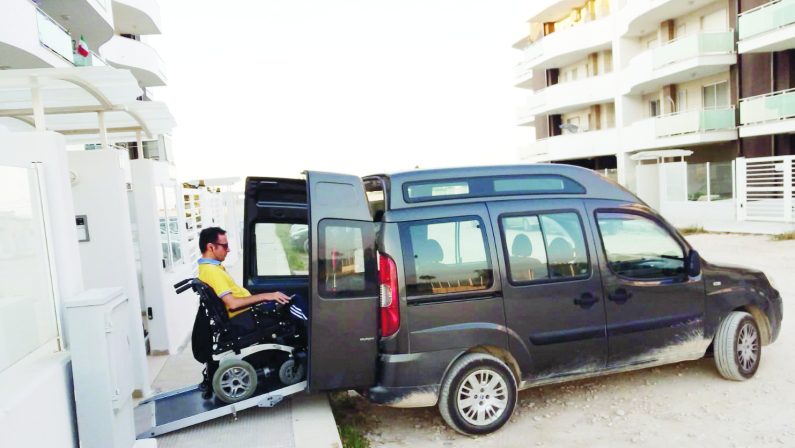 Bari: tentano di rubare l'auto di un disabile e la danneggiano