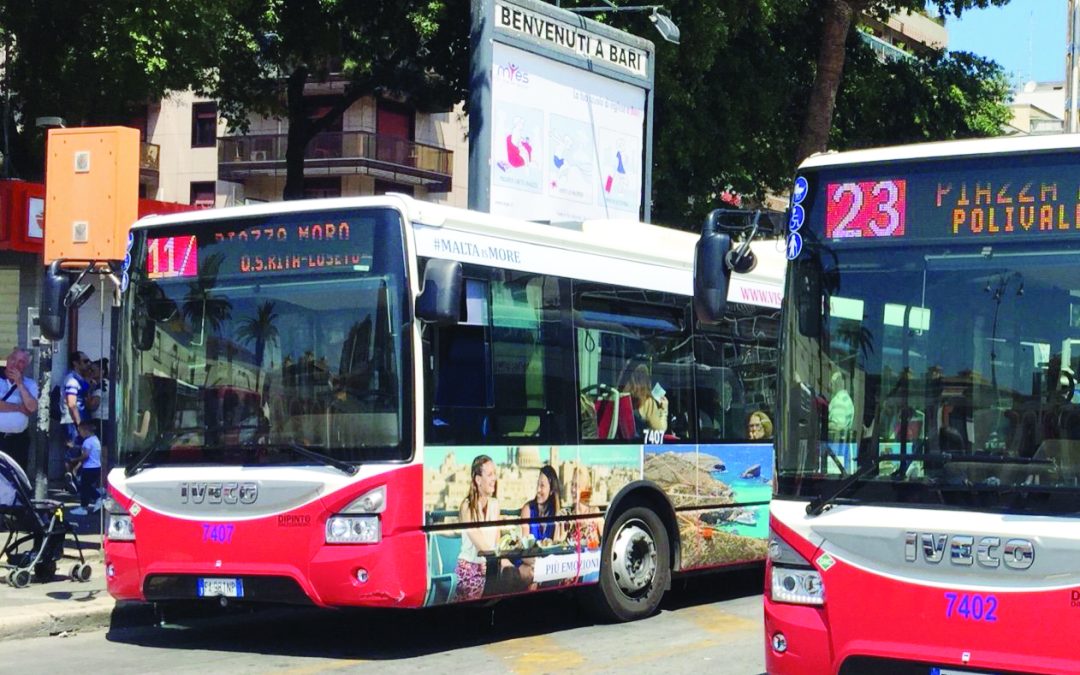 Alcuni autobus dell’azienda di trasporto pubblico urbano Amtab in circolazione nel centro cittadino di Bari