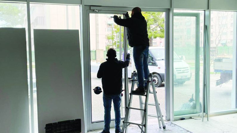 Bari, operai al lavoro dopo gli atti vandalici a Japigia