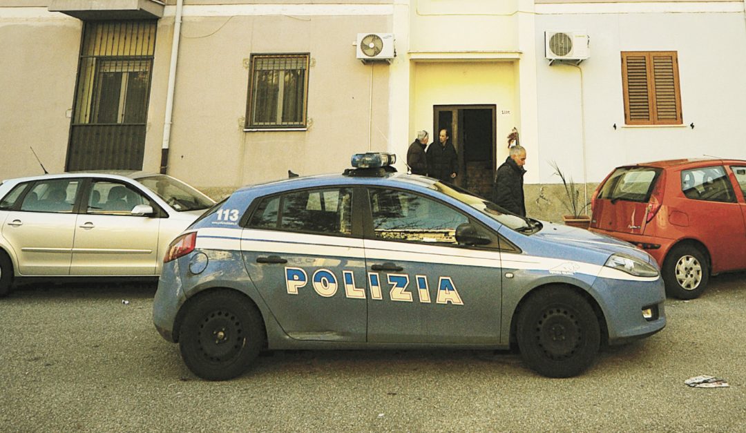 La polizia arriva sul luogo dell'omicidio di Antonio Taranto il 29 marzo 2015