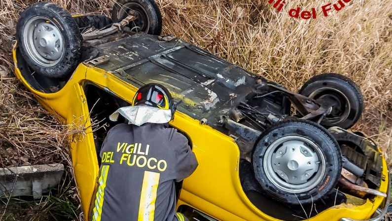 Auto storica precipita in una scarpata nel Cosentino, muore un 74enne