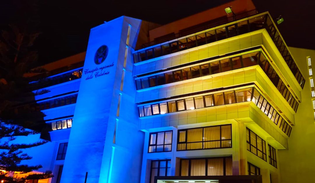 Palazzo Campanella illuminato di giallo e blu