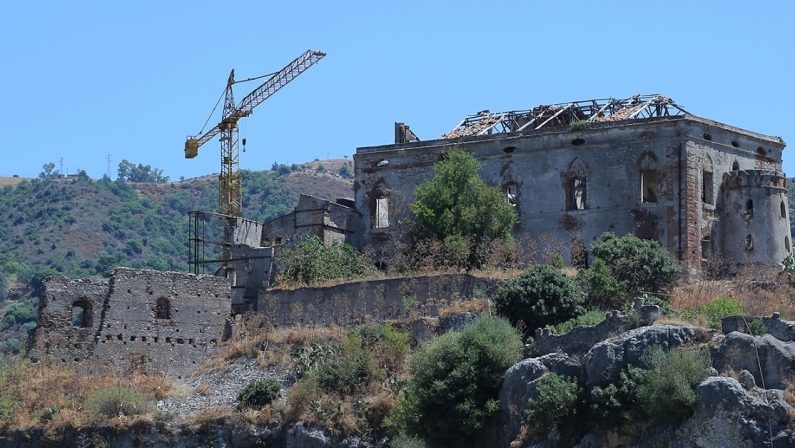 Una gru deturpa il castello e blocca i lavori, il sindaco di Palizzi la fa rimuovere