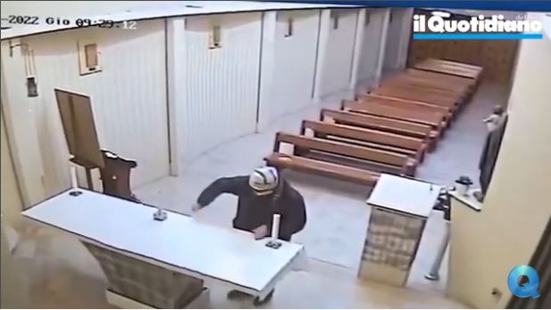 VIDEO - Potenza, un uomo entra in chiesa e danneggia altare e icone sacre