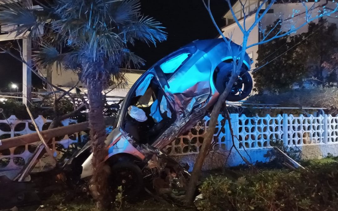 L'auto incastrata tra gli alberi