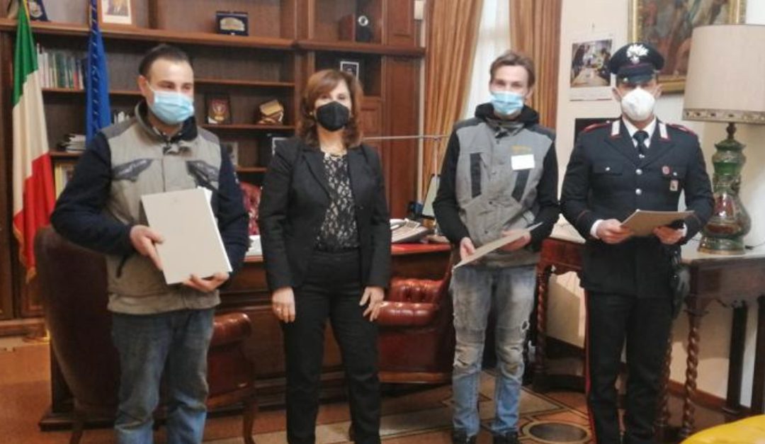 Il prefetto con i gommisti e il carabiniere intervenuti