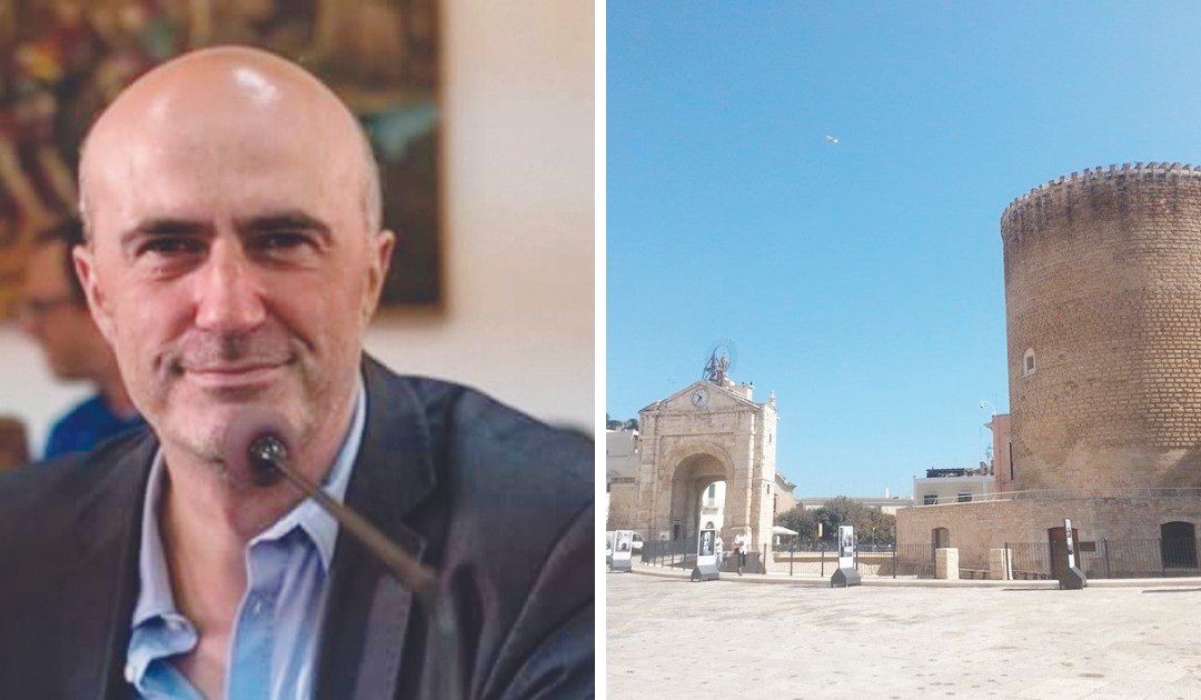 Michele Abbaticchio, sindaco di Bitonto e accanto uno dei luoghi simbolo del centro storico