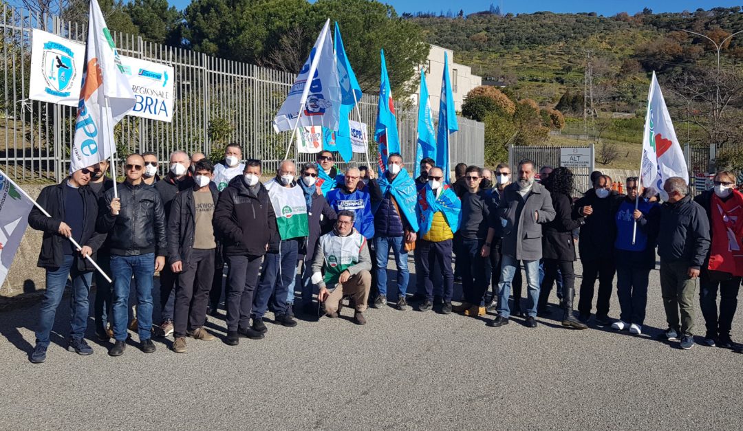La protesta davanti al carcere "Ugo Caridi" di Catanzaro