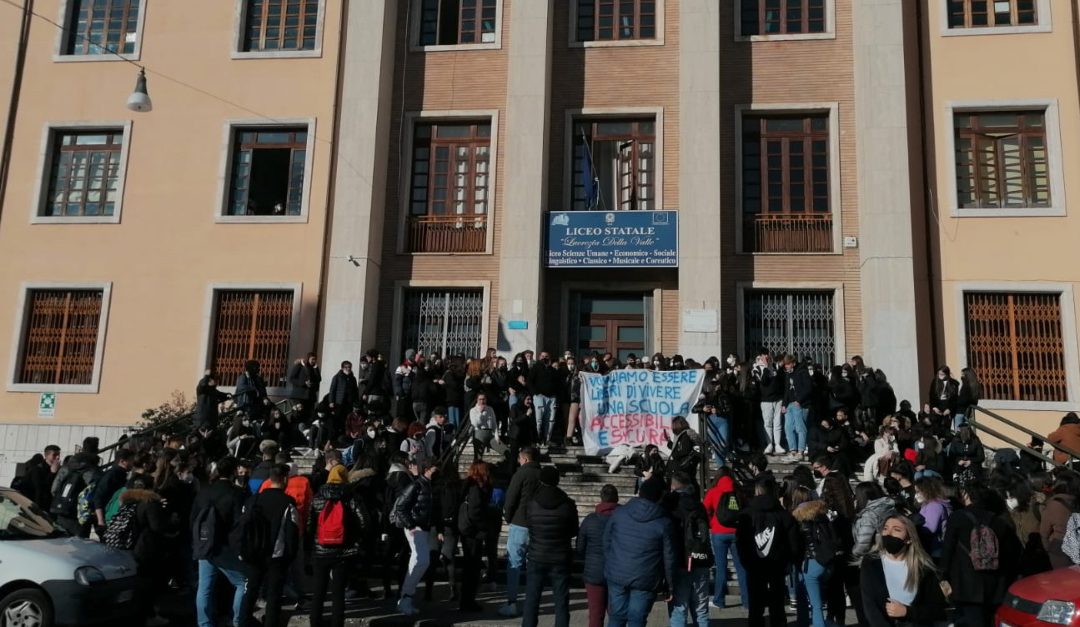 Gli studenti questa mattina in protesta davanti all'istituto "Lucrezia della Valle"