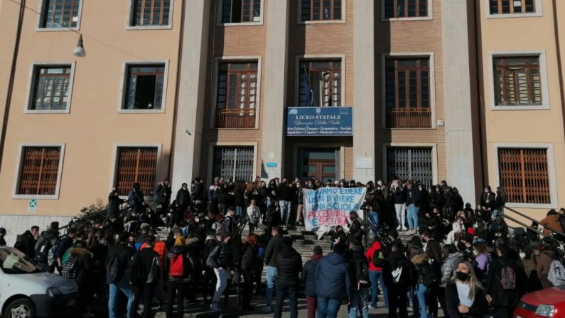 «Scarsa igiene», protesta degli studenti all'istituto "Della Valle" di Cosenza