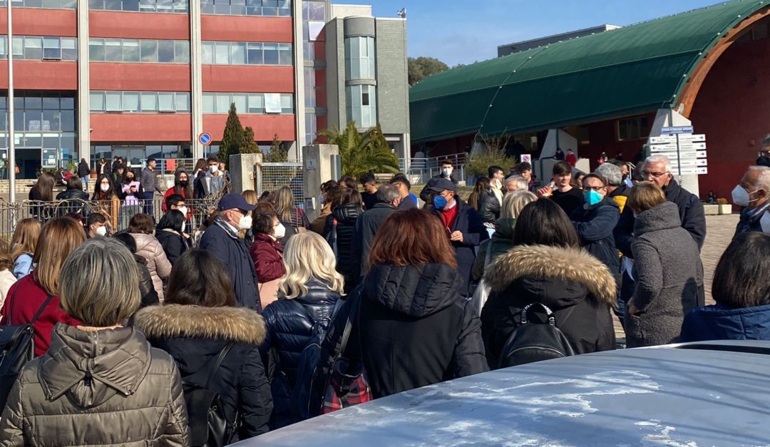 Studenti e docenti del liceo Valentini-Majorana questa mattina a confronto