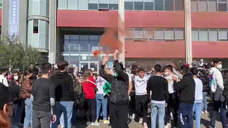 Scuola occupata e presunte molestie, si acuisce lo scontro a Castrolibero - VIDEO