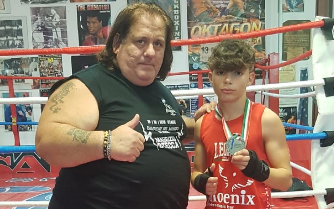 Il maestro Raffaele De Stefano della Kickboxing Cosenza con il giovane atleta Antonio Ciraulo