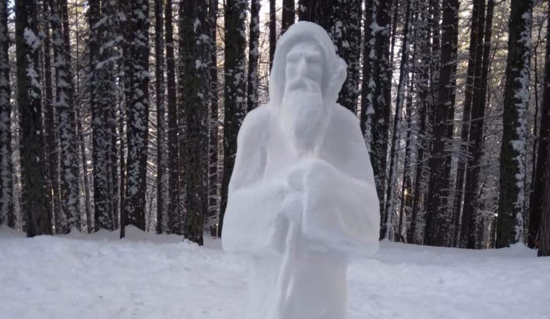 Una statua di San Francesco di Paola di neve in Sila fa il giro del web