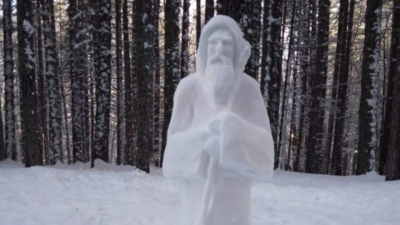 Una statua di San Francesco di Paola di neve in Sila fa il giro del web