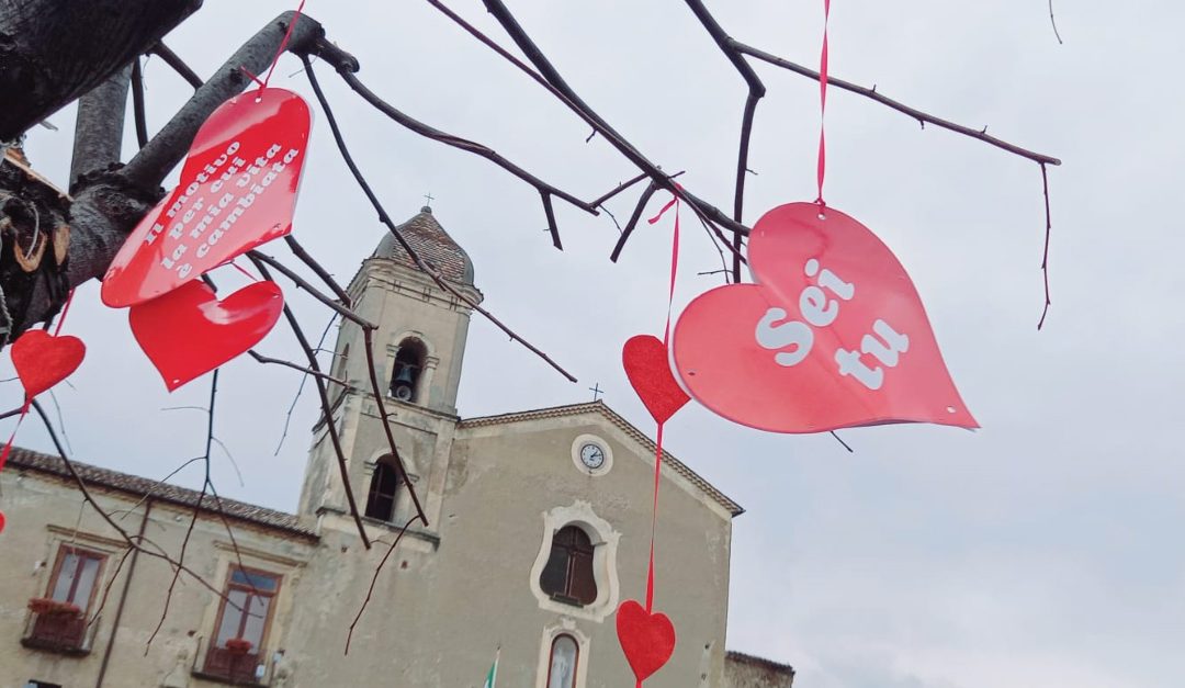 Piazza San Francesco di Altomonte con l'allestimento per San Valentino