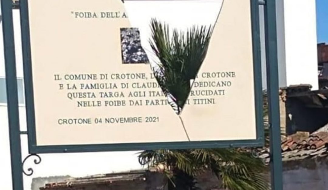 La targa danneggiata
