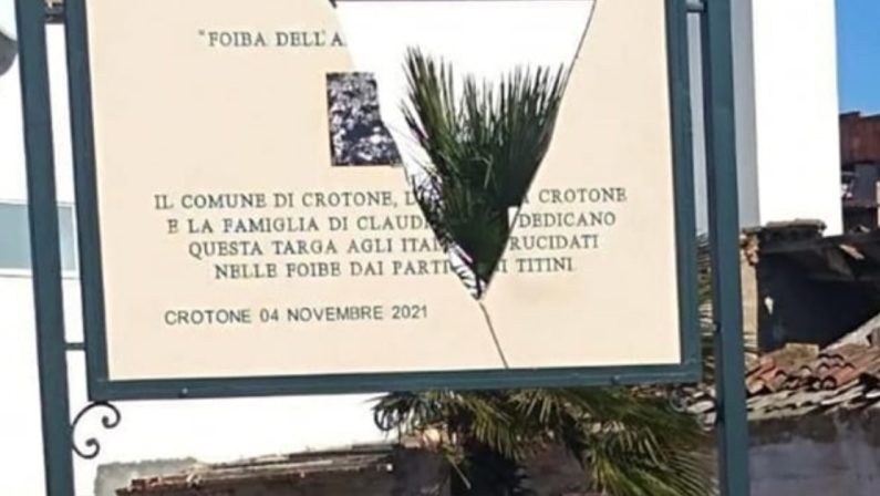Crotone, danneggiata la targa che ricorda le vittime delle foibe