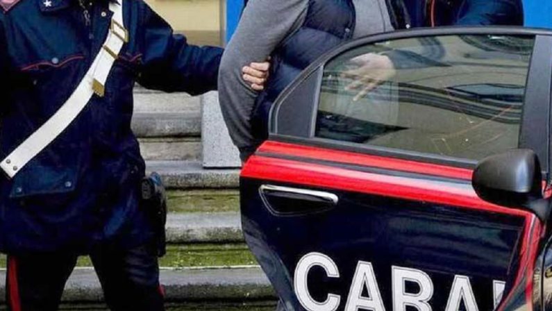 Picchiava la convivente, 33enne arrestato dai carabinieri a Catanzaro