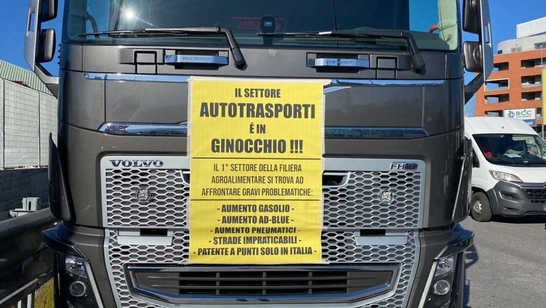 FOTO - Autotrasportatori in protesta contro il caro-benzina, il presidio a Cosenza Nord