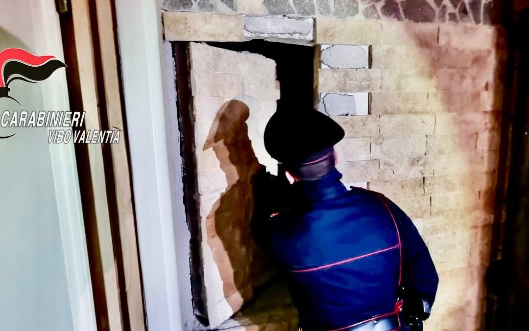 Il blitz dei carabinieri nell'abitazione dotata di bunker
