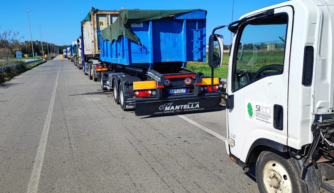 Stop al conferimento dei rifiuti a Lamezia per morosità dei Comuni: camion in fila