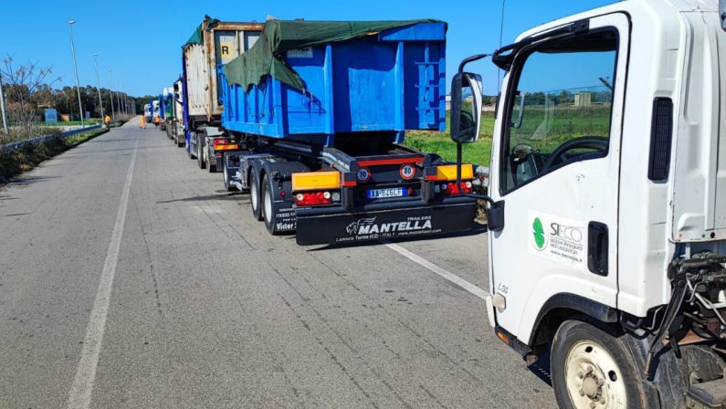 Stop al conferimento dei rifiuti a Lamezia per morosità dei Comuni: camion in fila