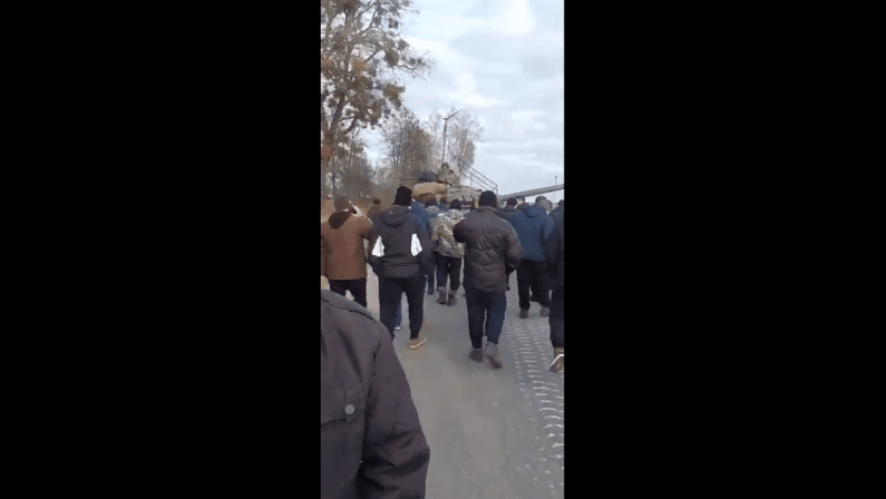 VIDEO - Ucraina, civili disarmati fermano un carro armato russo