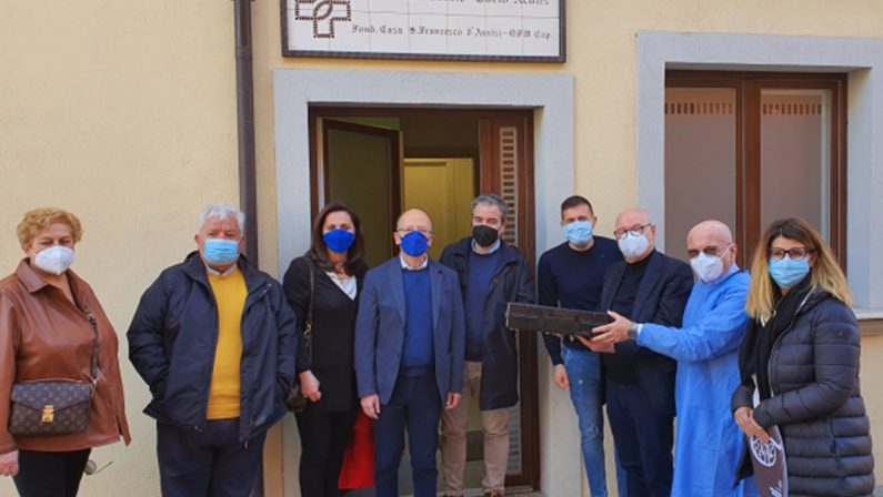 Cosenza, Adamo Onlus dona sonda ginecologica alla Casa della salute