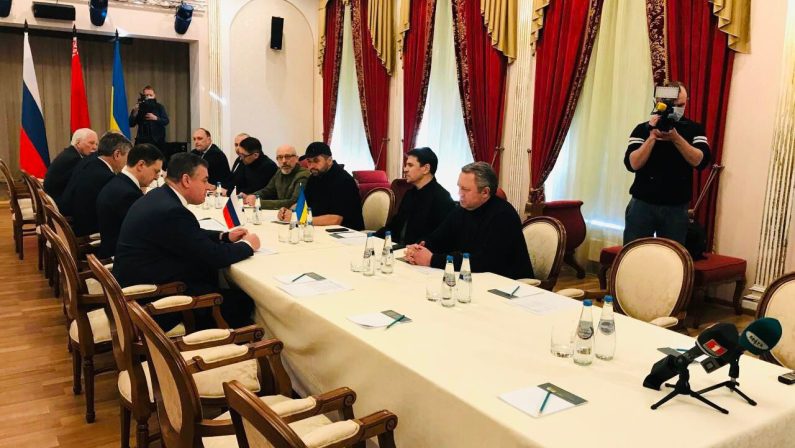 Ucraina, primo incontro tra le parti ma proseguono i combattimenti