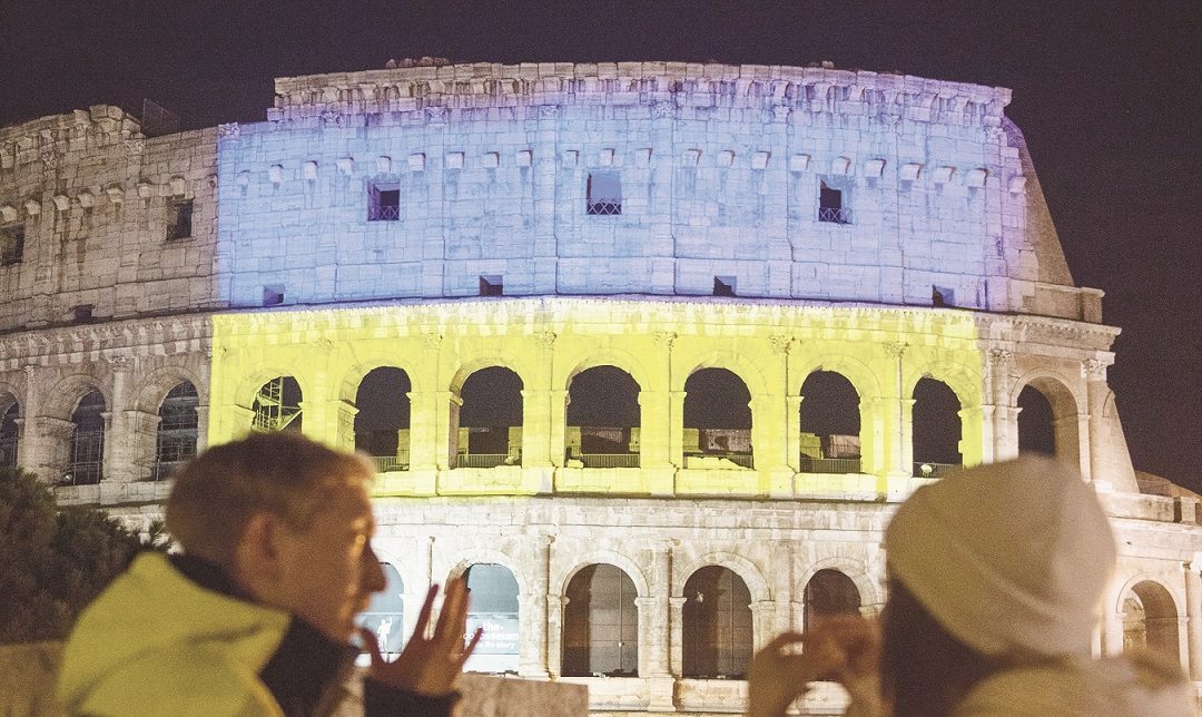 Il Colosseo illuminato con i colori dell'Ucraina