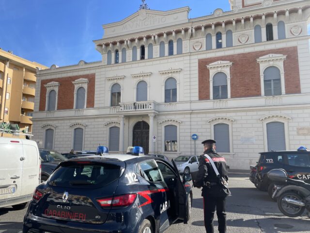 I carabinieri davanti al Comune di Nettuno