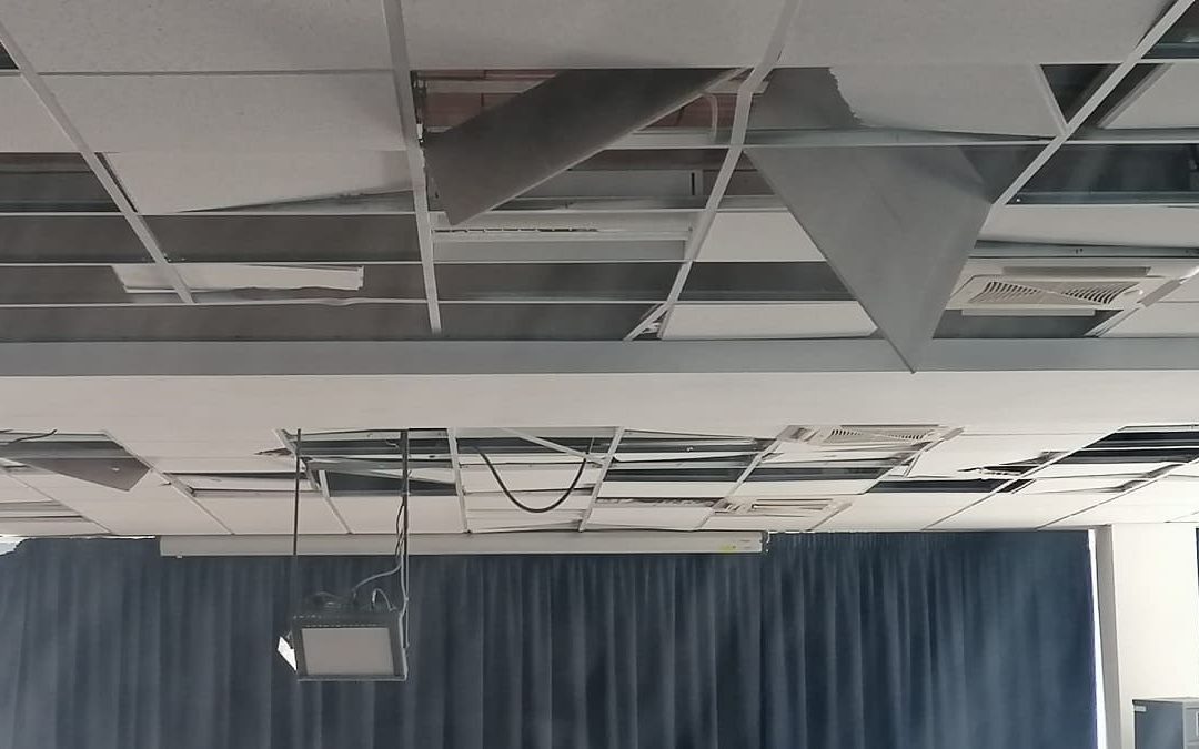 Un soffitto danneggiato dagli studenti
