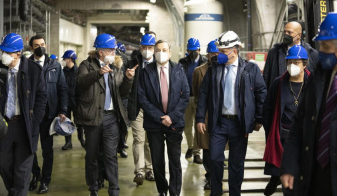 Mario Draghi ieri in visita all'Istituto Nazionale di Fisica Nucleare del Gran Sasso