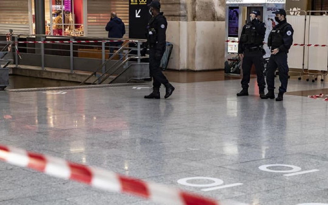 Parigi, aggredisce poliziotti in stazione con un coltello. Gli agenti lo uccidono