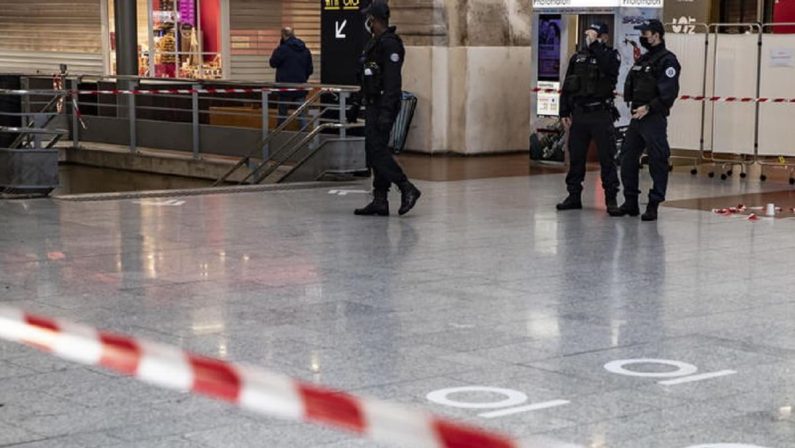 Parigi, aggredisce poliziotti in stazione con un coltello. Gli agenti lo uccidono