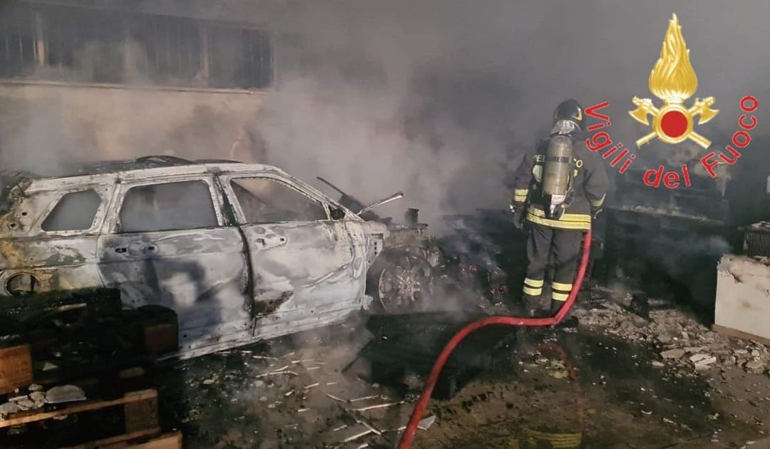 L'auto incendiata