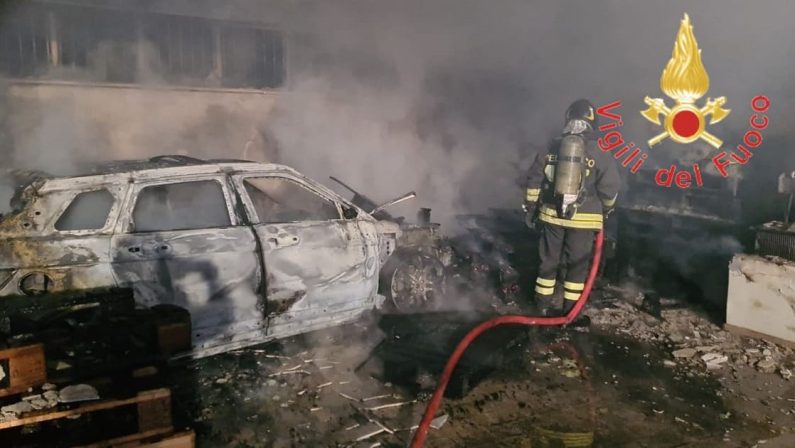 Incendio doloso di un'auto a Lamezia, indaga la polizia