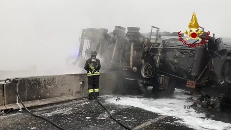 Cisterna in fiamme sull’A1, autostrada chiusa a Lodi