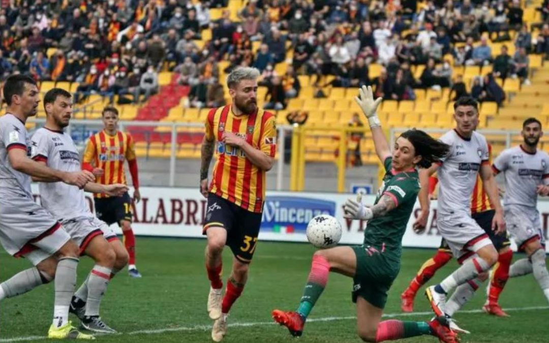 Un'azione di Lecce-Crotone