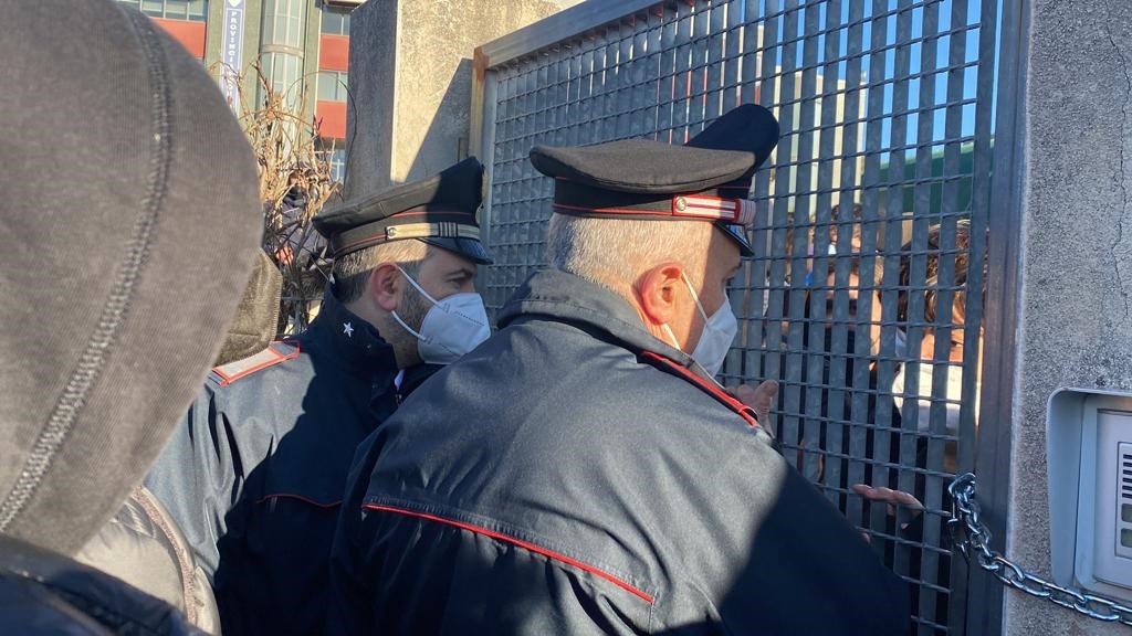 I carabinieri davanti al cancello della scuola