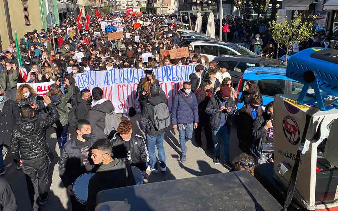 Il corteo per le strade di Cosenza