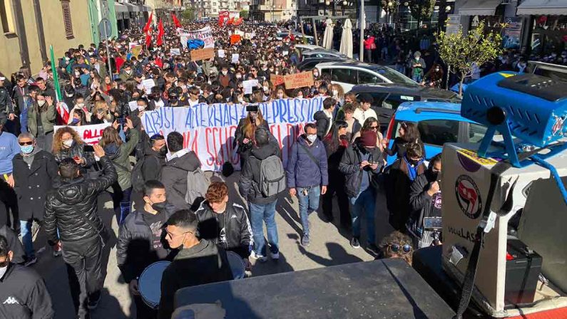Molestie al liceo, Cosenza scende in piazza per dire "No agli abusi sugli studenti" - VIDEO E FOTO
