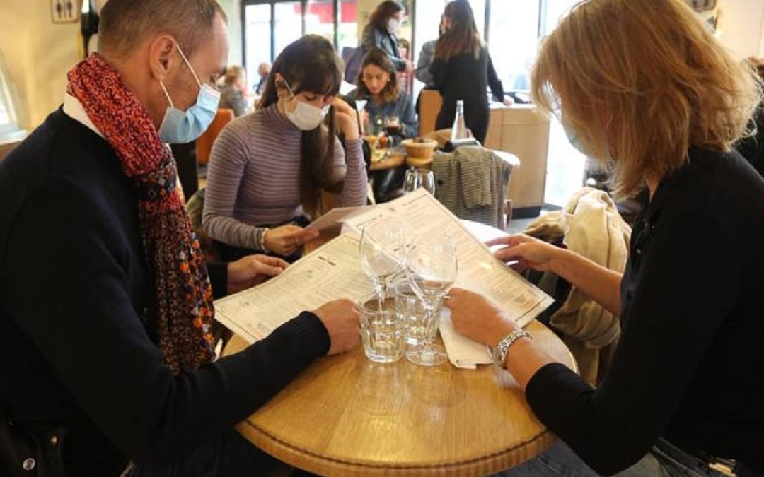 Via l’obbligo di mascherine al chiuso da aprile? Governo: «Dipende da dati»